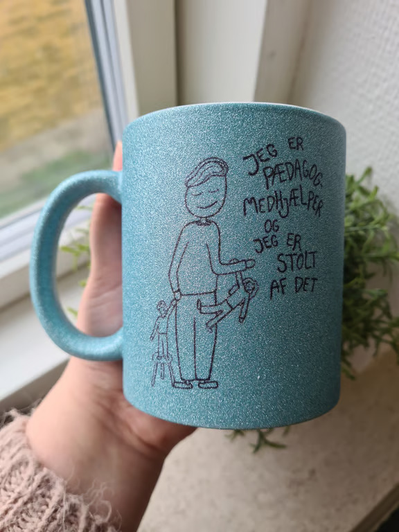 Krus: Jeg er pædagogmedhjælper og jeg er stolt af det (kort hår) billede 2