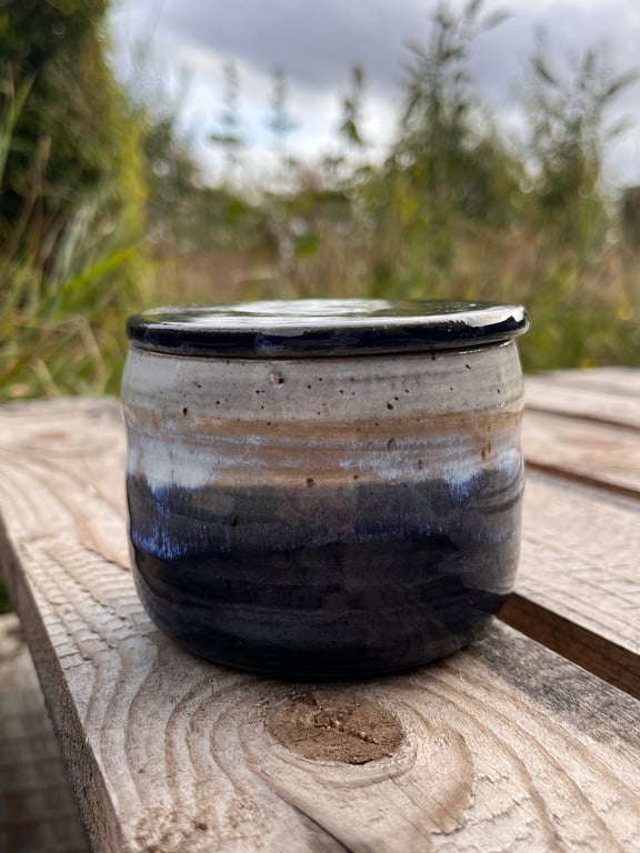 Smørklokke mørkeblå/sand. 200 ml. H: 7,5 D: 9 cm