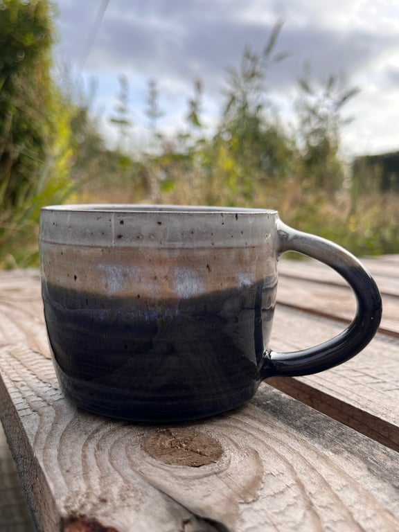 Mørkeblå/sand kop. 330 ml. H: 7,5 cm