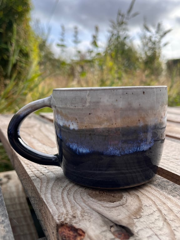 Mørkeblå/sand kop. 330 ml. H: 7,5 cm billede 2
