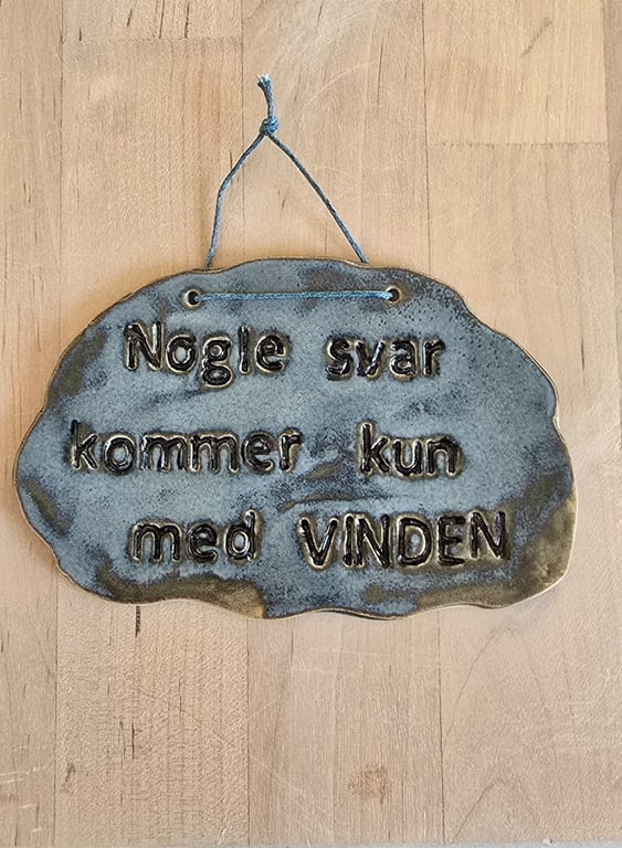 Skilt - "Nogle svar kommer kun med vinden"