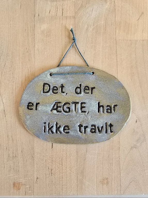 Skilt - "Det, der er ægte, har ikke travlt"