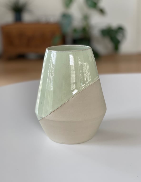 Hånddrejet keramik vase, pebermynte - 17 cm