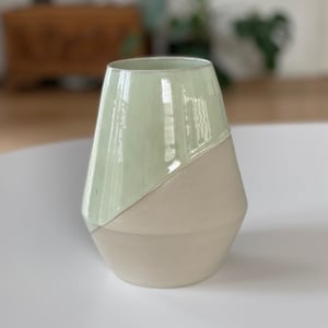 Hånddrejet keramik vase, pebermynte - 17 cm – produktbillede
