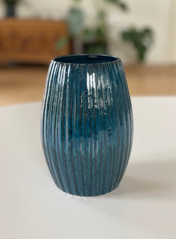 Vase, havblå m. riller - 17 cm