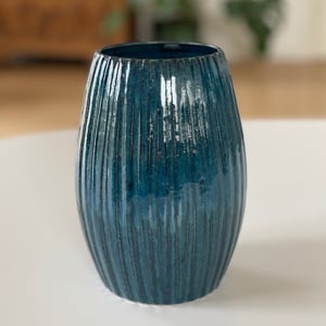 Vase, havblå m. riller - 17 cm – produktbillede
