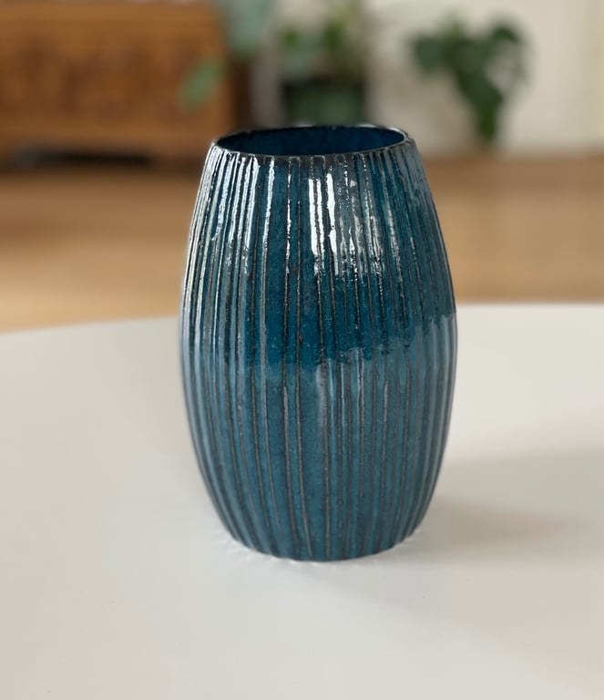 Hånddrejet keramik vase, havblå m. riller - 17 cm