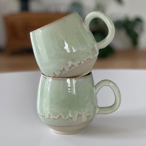 Buttet keramik kop, pebermynte/creme – produktbillede