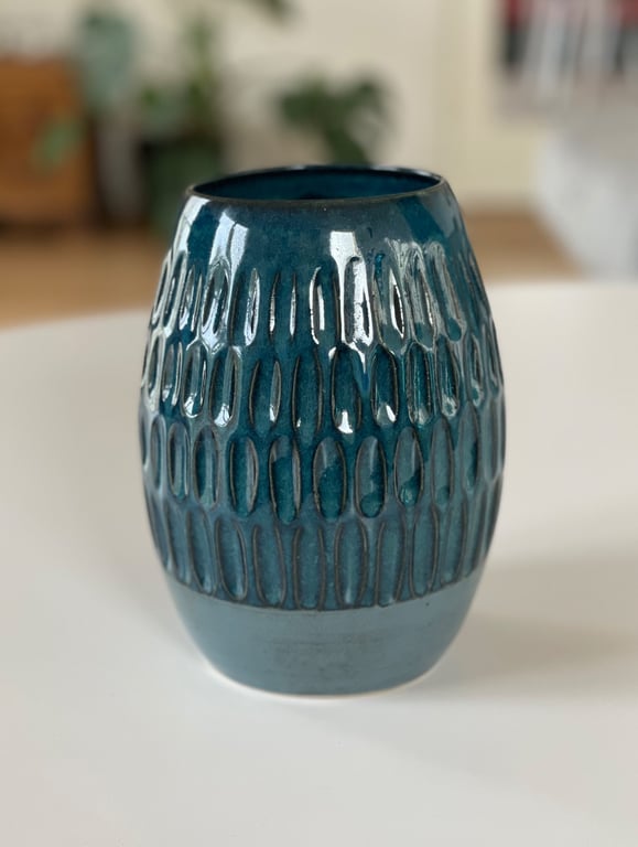Hånddrejet og håndudskåret keramikvase, havblå - 17 cm