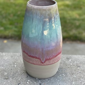 Stor håndlavet unik keramik vase, 28 cm - rødmeleret / lys grøn – produktbillede