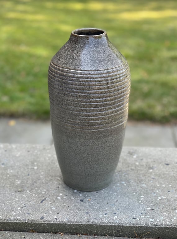 Stor håndlavet unika keramik vase i mørkt ler - 31 cm