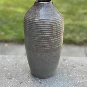 Stor hånddrejet keramik vase i mørkt ler - 31 cm – produktbillede
