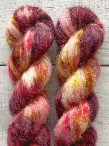 Garn: Håndfarvet fra M-L Sjøgren - Suri Alpaca Silk