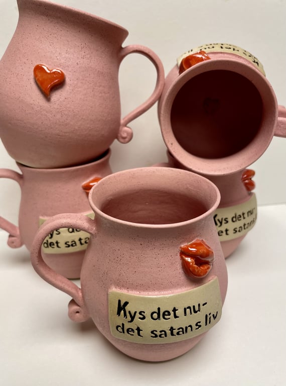 Keramik Krus med tekst -  Kys det nu det satans liv.  billede 2