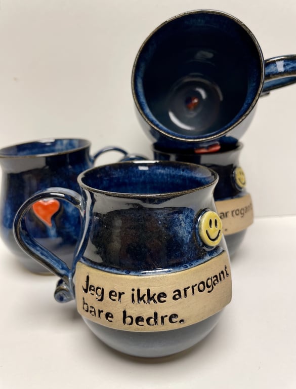 Keramik krus med tekst - Jeg er ikke arrogant, bare bedre. billede 2