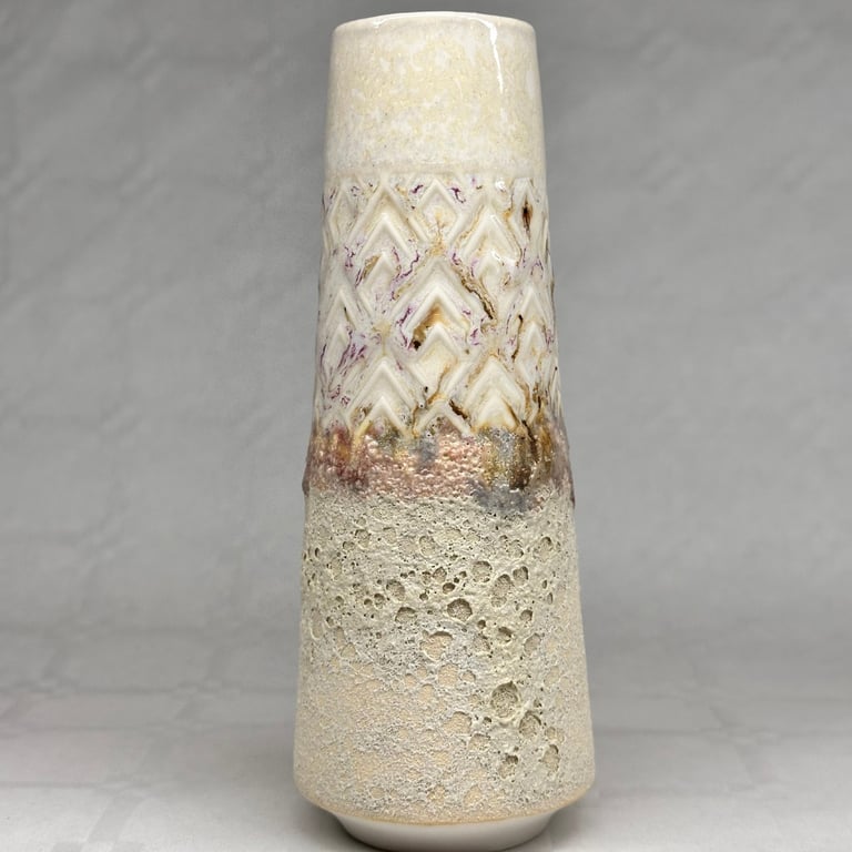 Ceramic vase med tekstureret overflade og mønster i beige, brun og lilla nuancer.
