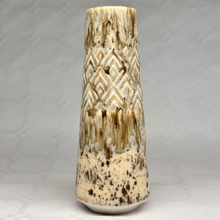 Keramisk vase med brun og beige glasur, dekoreret med mønster af indgraverede pileformede linjer.