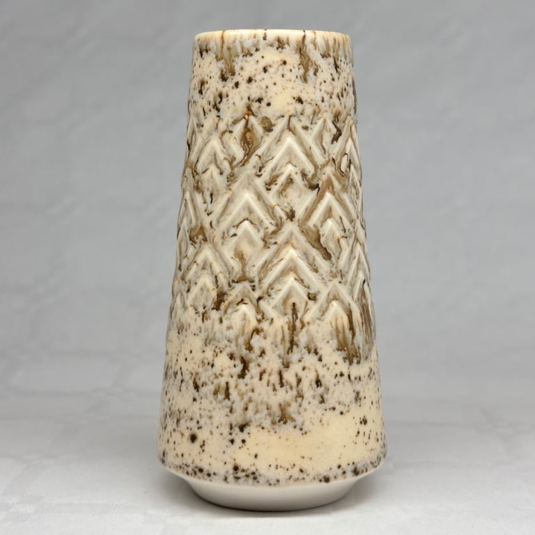 Keramisk vase med brun og beige glasur og reliefmønster af pileformer.