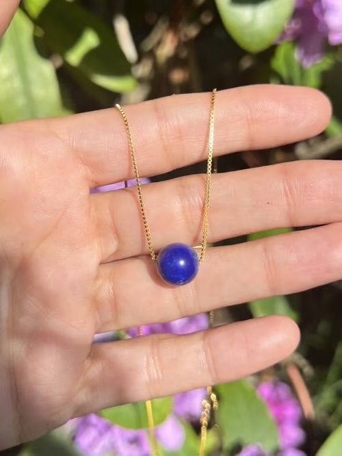 Lapis lazuli- vedhæng: Kraftfuld, transformation, selvtillid