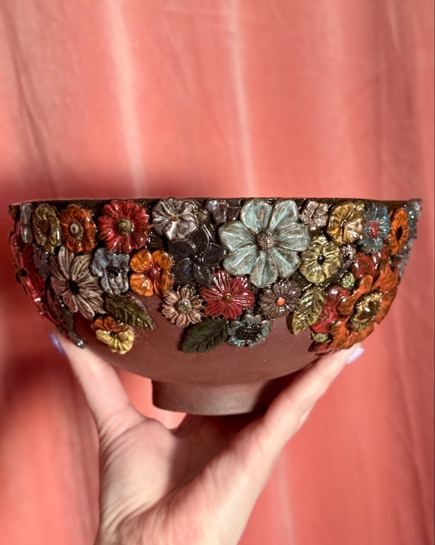 Stor skål med blomster