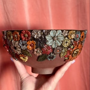 Stor skål med blomster – produktbillede