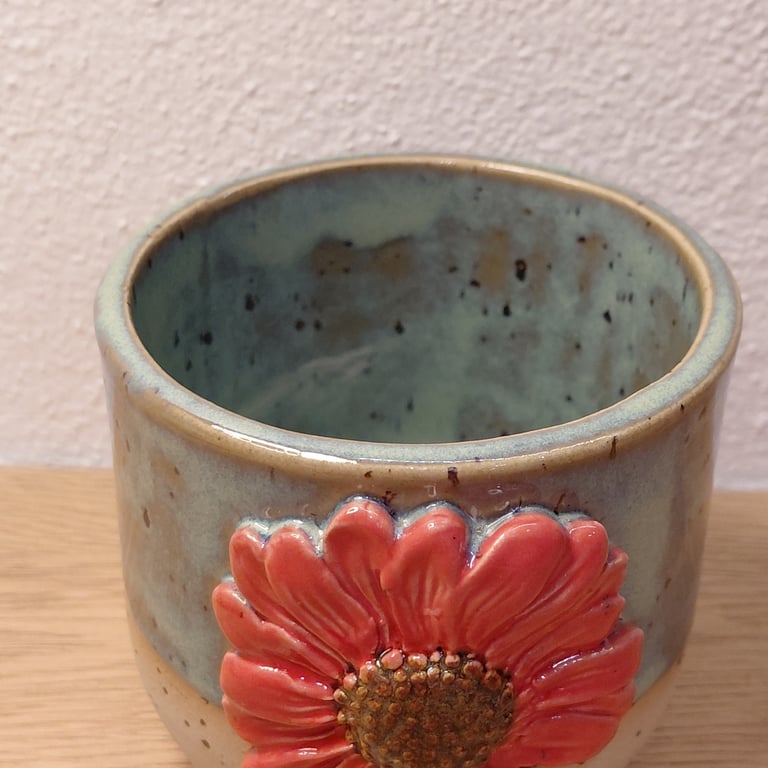 Kop med rød blomst billede 2