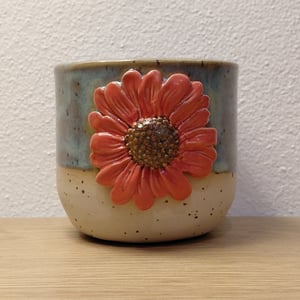 Kop med rød blomst – produktbillede