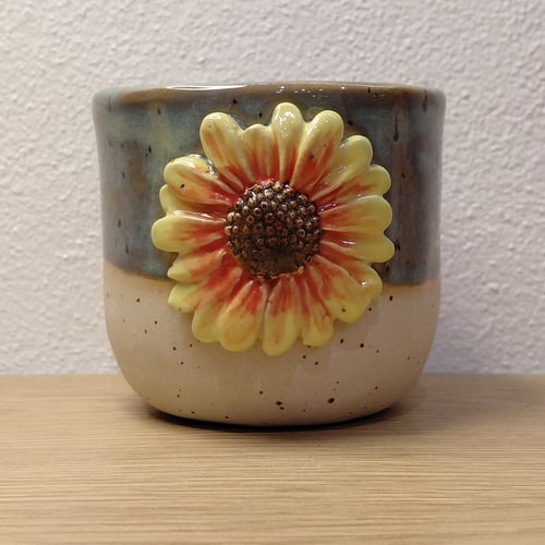 Kop med gul blomst (1)