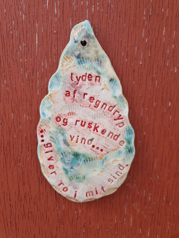 lyden af regndryp...Ophæng med poetisk og fredfyldt budskab 