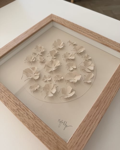 20x20cm, 3D papercut, lys beige, indrammet 