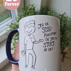 Krus: Jeg er SOSU-ASSISTENT og jeg er stolt af det (kort hår) – produktbillede