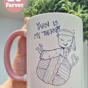 Krus: yarn is my therapy – produktbillede