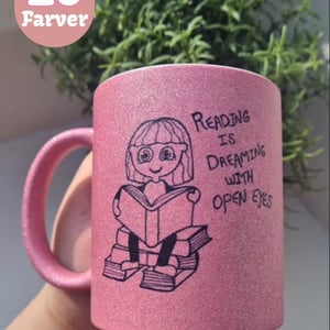 Krus: reading is dreaming with open eyes – produktbillede