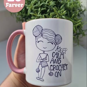Krus: keep calm and crochet on – produktbillede