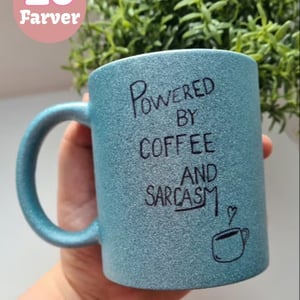 Krus: powered by coffee and sarcasm – produktbillede