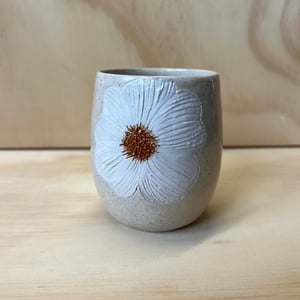 Kop med hvid sommerblomst  – produktbillede