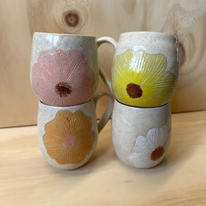 Kop med orange sommerblomst  – produktbillede