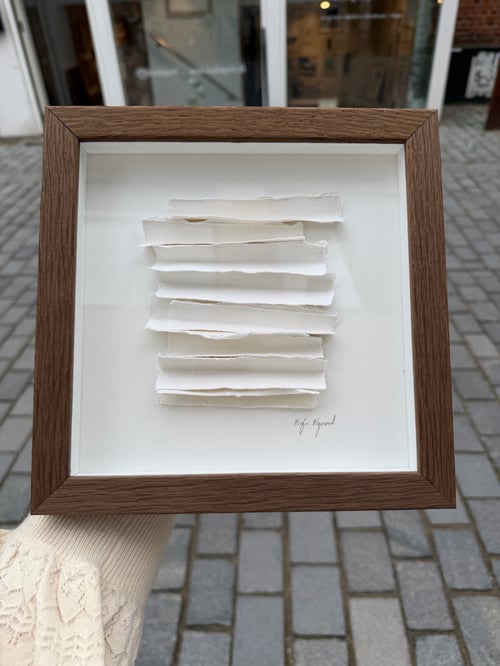 20x20cm, relief, indrammet mørk eg (valnød)