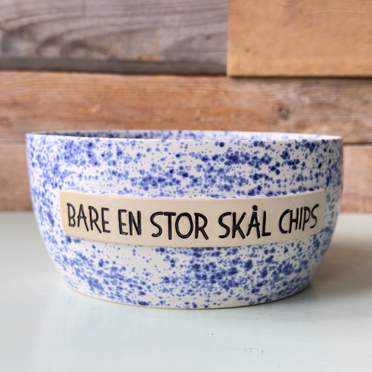 Bare en stor skål chips