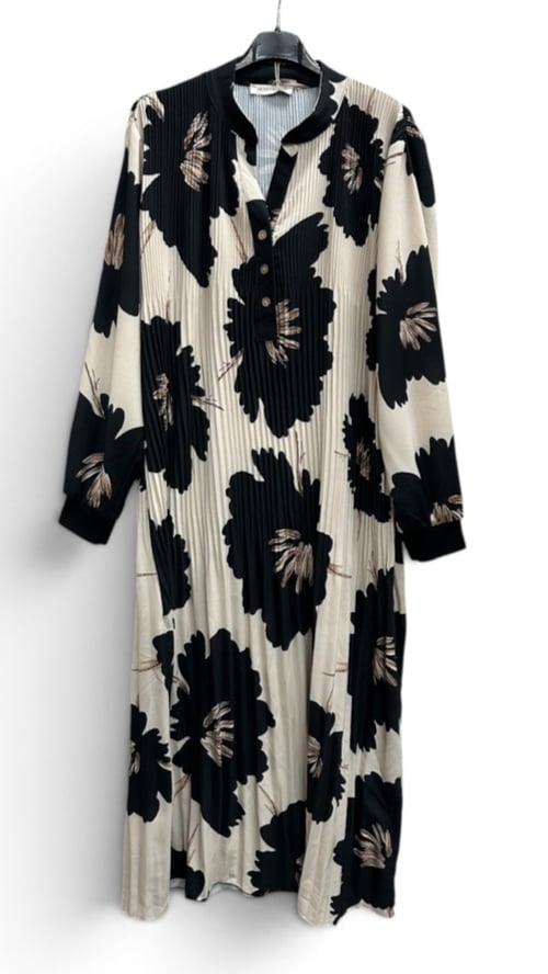 Liva long plisse dress, Creme w flowers. Onesize str 36-46. (2)