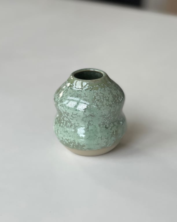 Lille buet vase, kobbergrøn