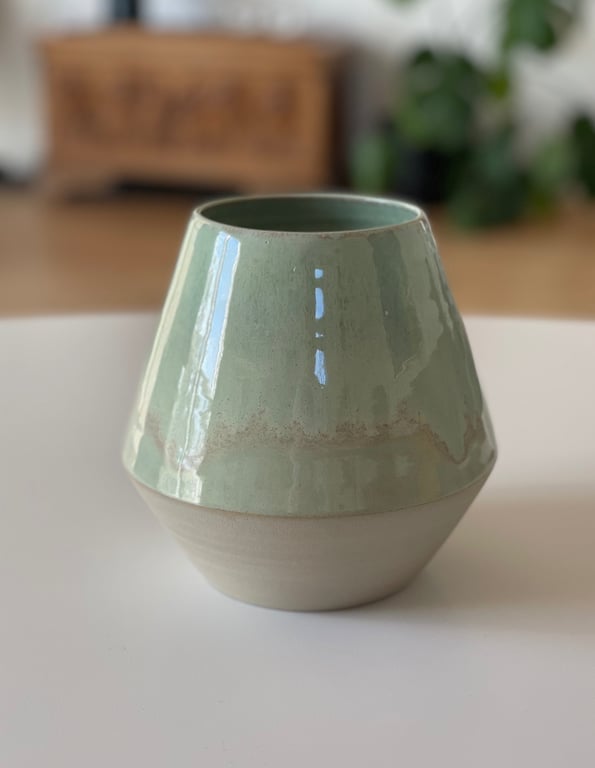 Hånddrejet keramikvase, pebermynte/lys grøn - 15 cm