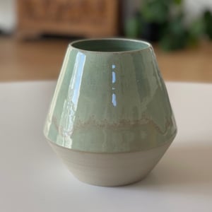 Hånddrejet keramikvase, pebermynte/lys grøn - 15 cm – produktbillede