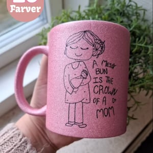 Krus: a messy bun is the crown of a mom – produktbillede