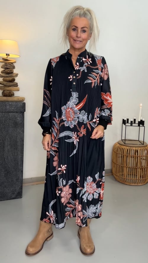 Liva long plisse dress, Black w terrarotta. Onesize str 36-46. (2)