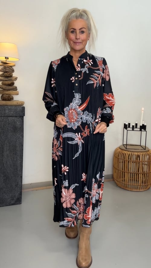 Liva long plisse dress, Black w terrarotta. Onesize str 36-46. (1)