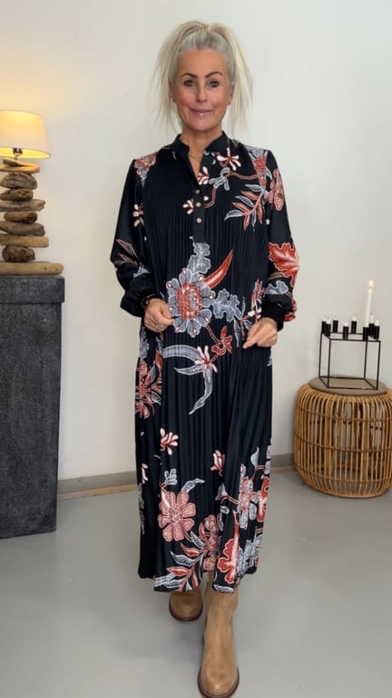 Liva long plisse dress, Black w terrarotta. Onesize str 36-46.