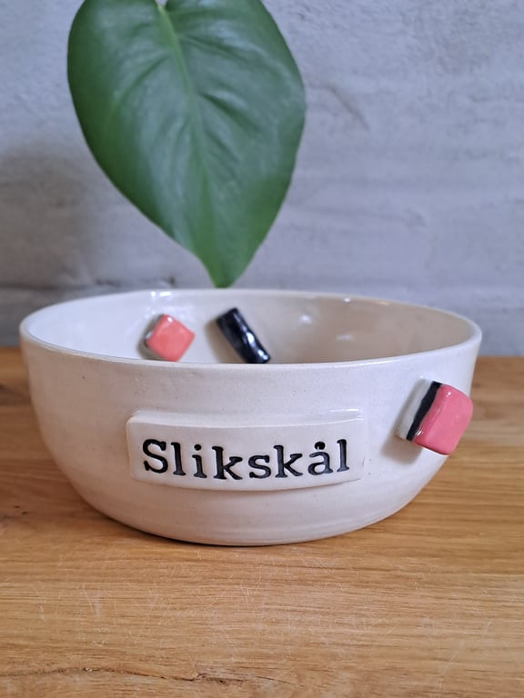 Slikskålen er 15,5 cm i diameter og 6 cm høj