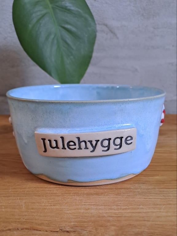 Julehygge skålen er 14 cm i diameter og 7 cm høj 
