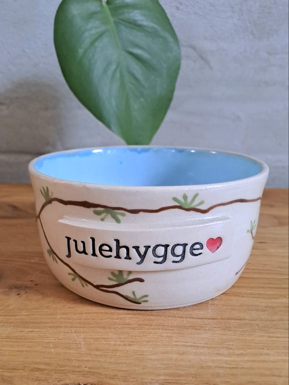 Julehygge skålen er 13,5 cm i diameter og 7 cm høj